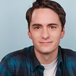 Sam Hubbard - 流星射手演員 飾演Coach Coop