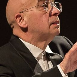 Roberto Gabbiani 飾演 Chorus Master