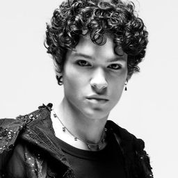 歐瑪·魯德伯格 飾演 Self