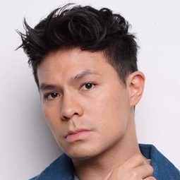 費洛·瓦蘭多 - 靈探實錄演員 飾演Glenn