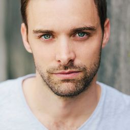 安德魯·鄧巴 飾演 Caleb Baarker