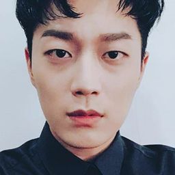 尹斗俊 飾演 Self