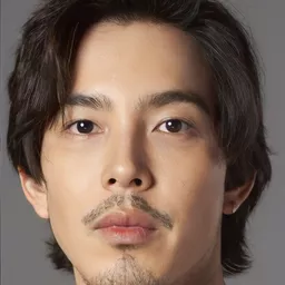 蘇緹拉克·薩布維吉特拉 飾演 Joe