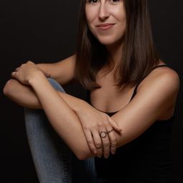 Vanessa Ozinger 飾演 Kathrin