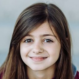 Lilas-Rose Cantin - 人道主義吸血鬼徵求自願獻身者演員 飾演Young Sasha