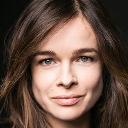 Katie Carr - Game Time: Tackling the Past演員 飾演Sarah