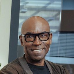 Lucien Jean-Baptiste 飾演 Hugo