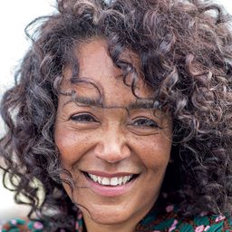 Caroline Henderson 飾演 Gloria Cole