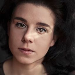 Lena Schimscheiner - 釣魚狂人演員 飾演TV Presenter (voice)