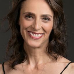 馬爾·卡雷拉 飾演 