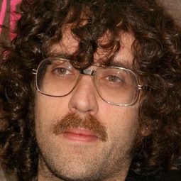 Gaspard Augé 飾演 DJ World is Maine Party