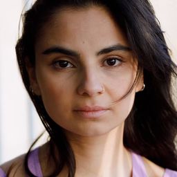 Bayan Layla 飾演 Elaha