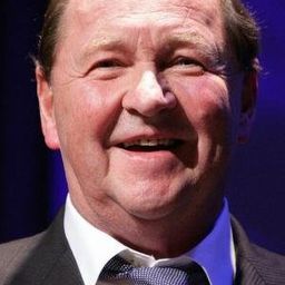 Martin Serner 飾演 Priest