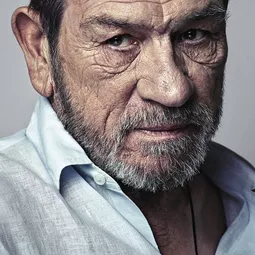 湯美李鍾斯 飾演 Self