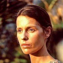 Helen Morse 飾演 Mlle. Dianne de Poitiers