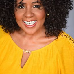 Thyais Walsh 飾演 Vicki Thompson