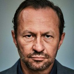 安德烈·柯諾普卡 飾演 Mayor Piotr