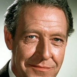 Robin Bailey 飾演 George Rexton