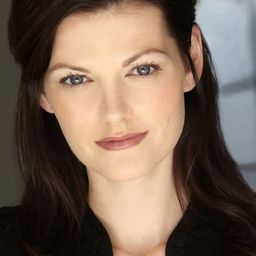 Kate Shindle 飾演 Dominique Du Monaco