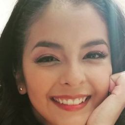 Ari Albarran 飾演 Lolita joven