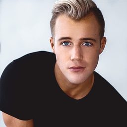 Hunter Clowdus 飾演 