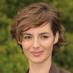 露易絲·布爾昆 - 愛情只能持續三年演員 飾演Alice