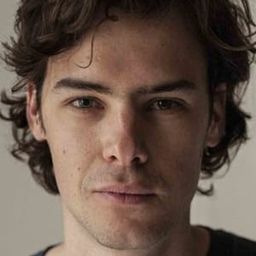 Thomas Prenn 飾演 Oskar