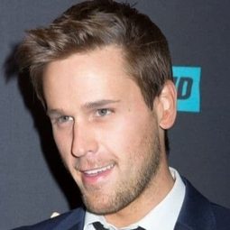 Dan Amboyer 飾演 Randy Forrester