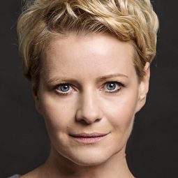 瑪格查塔·科查洽沃斯卡 飾演 Organist's Wife