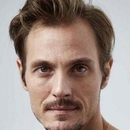 Eros Galbiati 飾演 Riccardo