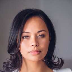 Frankie Adams 飾演 Sina