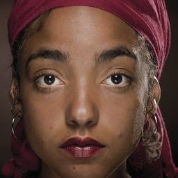 Safira Robens 飾演 Ms. Rubens