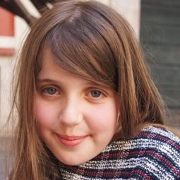 薇歐拉·桂隆 飾演 Clara