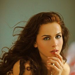 Lelde Dreimane 飾演 Bridesmaid