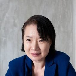 Kim Hwa-yeong - 詭書演員 飾演Director Song