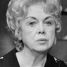 Renée Houston 飾演 Christopher's Mother