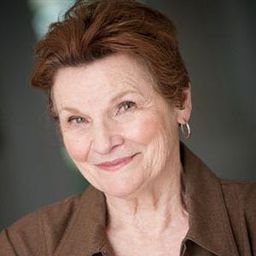 Mary Black 飾演 Custody Judge