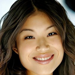 Catherine Shu 飾演 Asian Manicurist