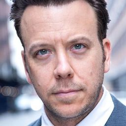 艾瑞克·T·米勒 飾演 Connor Gibbons