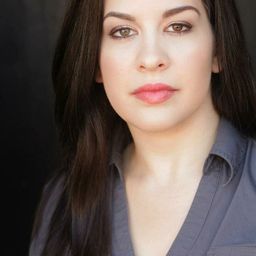 Sadieh Rifai 飾演 Elizabeth