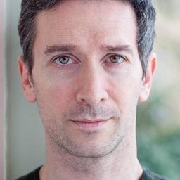 Tristan Sturrock - 維尼與我演員 飾演Alan Alexander Milne