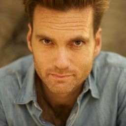 Tom O'Brien 飾演 Jon