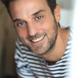 Ettore Nicoletti - 築得到的幸福演員 飾演Hotel Concierge