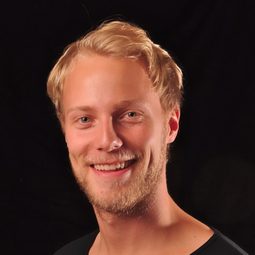 Henrik Bjelland 飾演 Stian