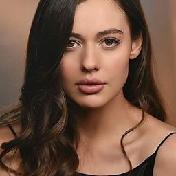 Tiana Tuttle 飾演 Rae