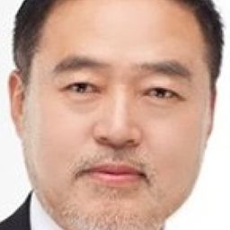 Lee Jung-chul 飾演 Teacher