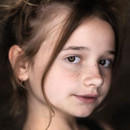 Nina Kitchen 飾演 Young Mary