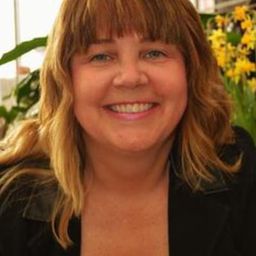 Lisa Hinds 飾演 Beatrice Benson