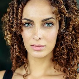 Melodie Casta 飾演 Amber