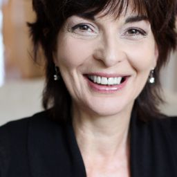 米雪琳·伯納德 飾演 Francine